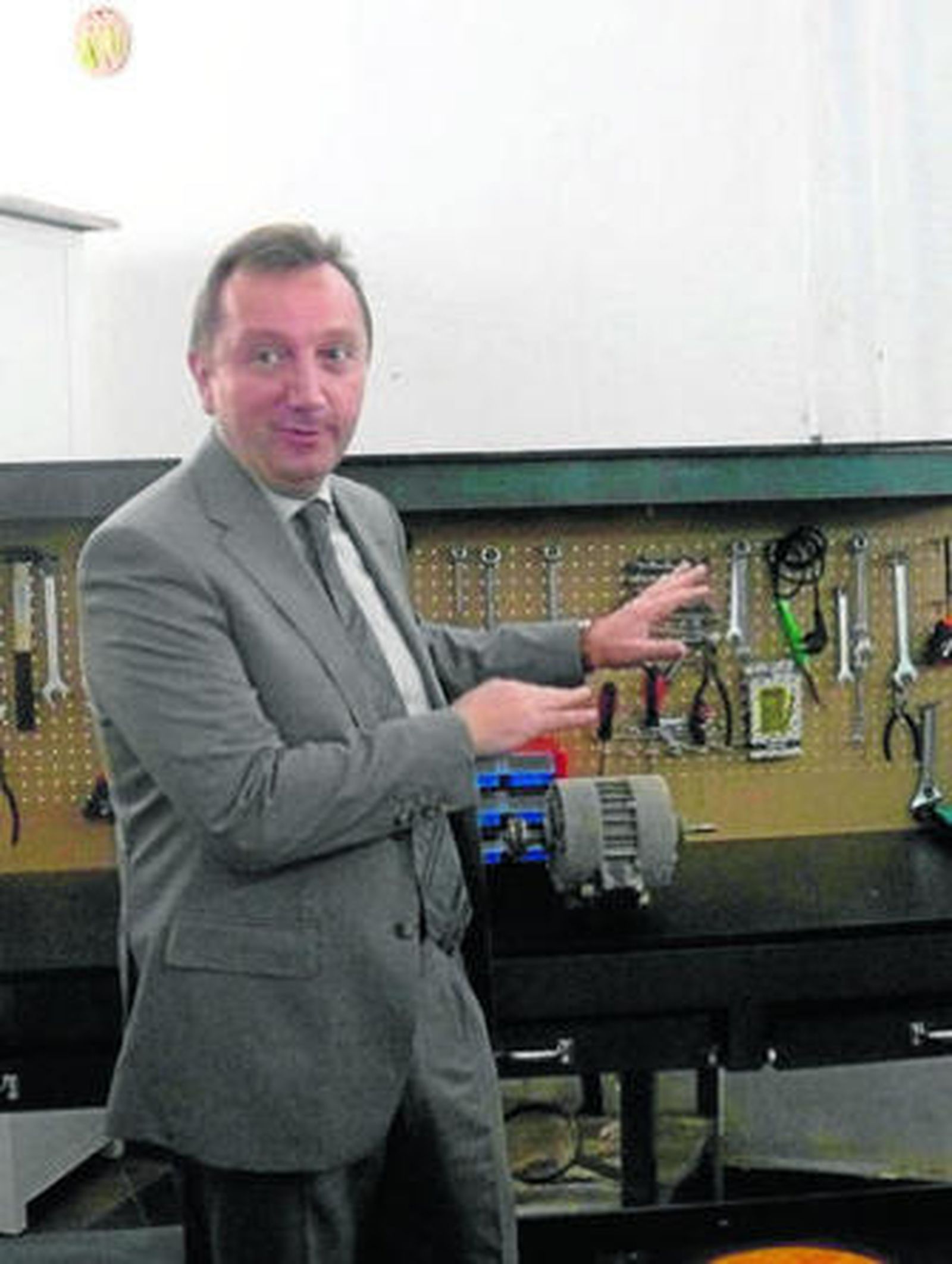 Manuel Recio, consejero de Empleo, en uno de los talleres del centro.