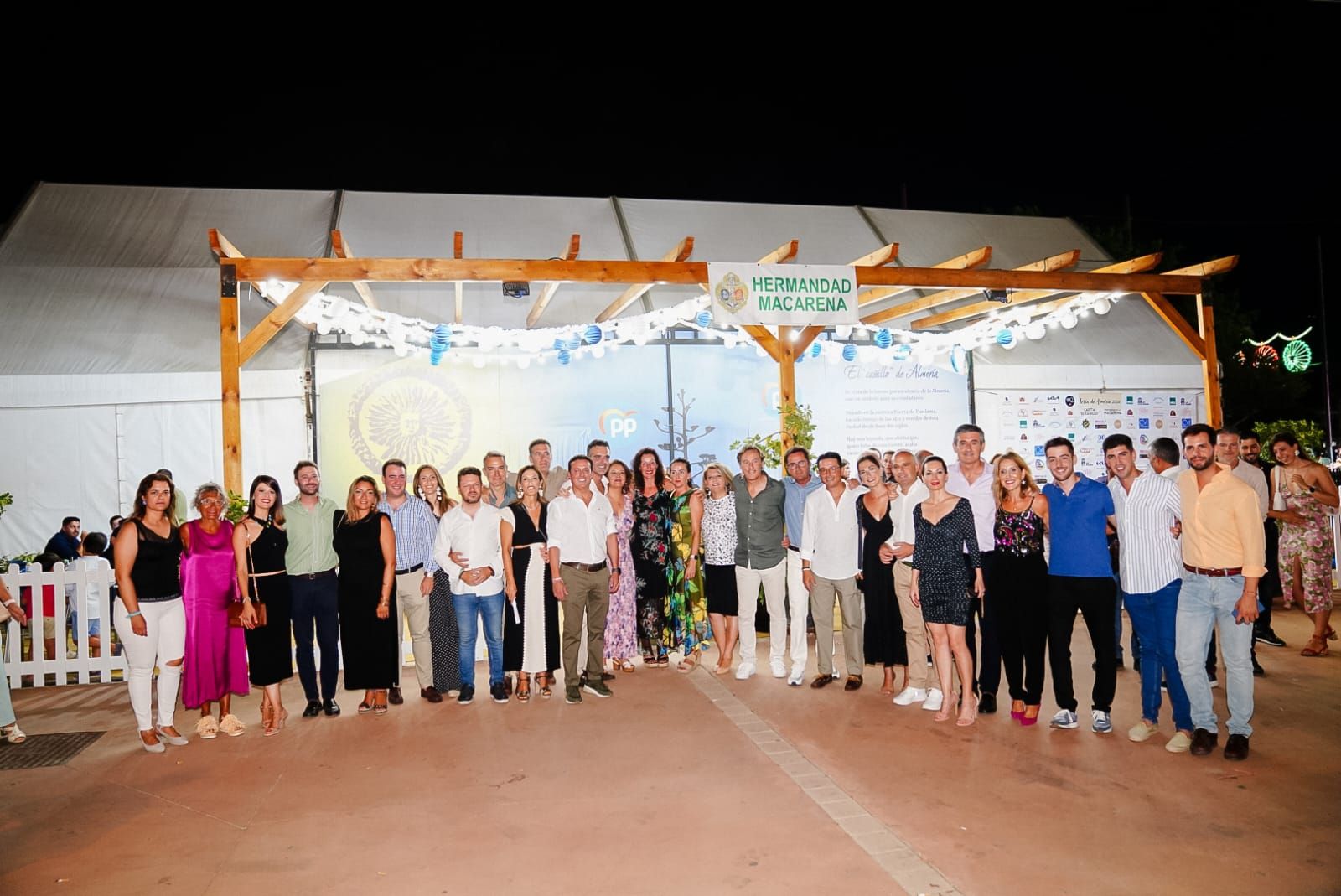 Foto de familia de los afiliados del PP de Almería en la caseta El Cañillo.