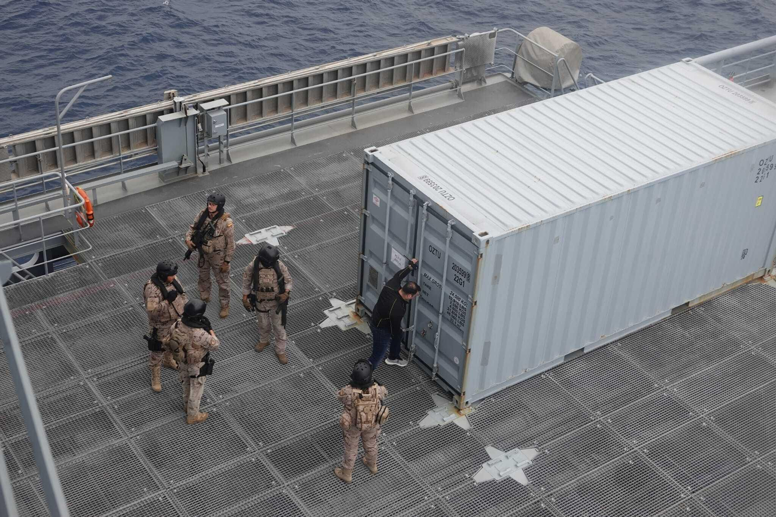 El Trozo de visita y registro del Furor realiza un ejercicio en el buque turco Durmus, buque de mando de la agrupación de medidas contraminas de la OTAN.