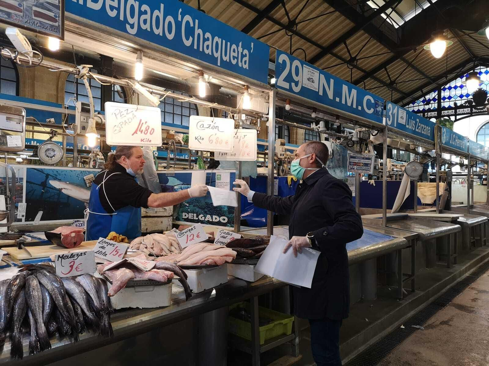 El edil Antonio Saldaña ofreciendo información de la web en el mercado de abastos. El edil Antonio Saldaña ofreciendo información de la web en el mercado de abastos.
