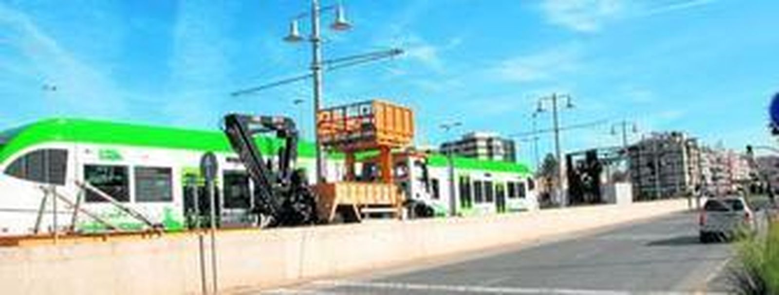 El tranvía, ya situado en la futura parada de La Ardila, en San Fernando, aguarda las primeras pruebas para comprobar su funcionamiento.