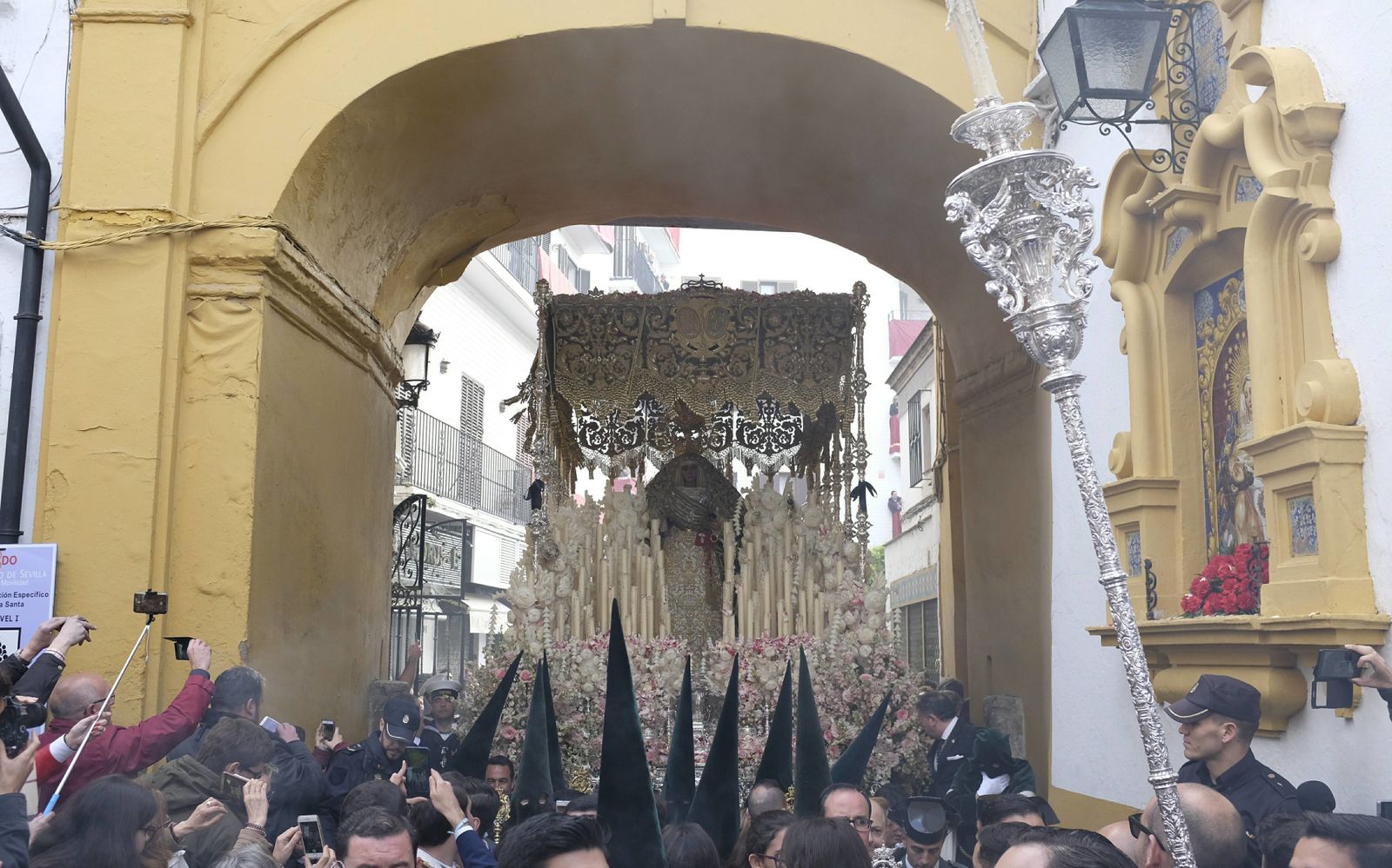La Esperanza de Triana, por El Postigo, de vuelta en la Madrugada.