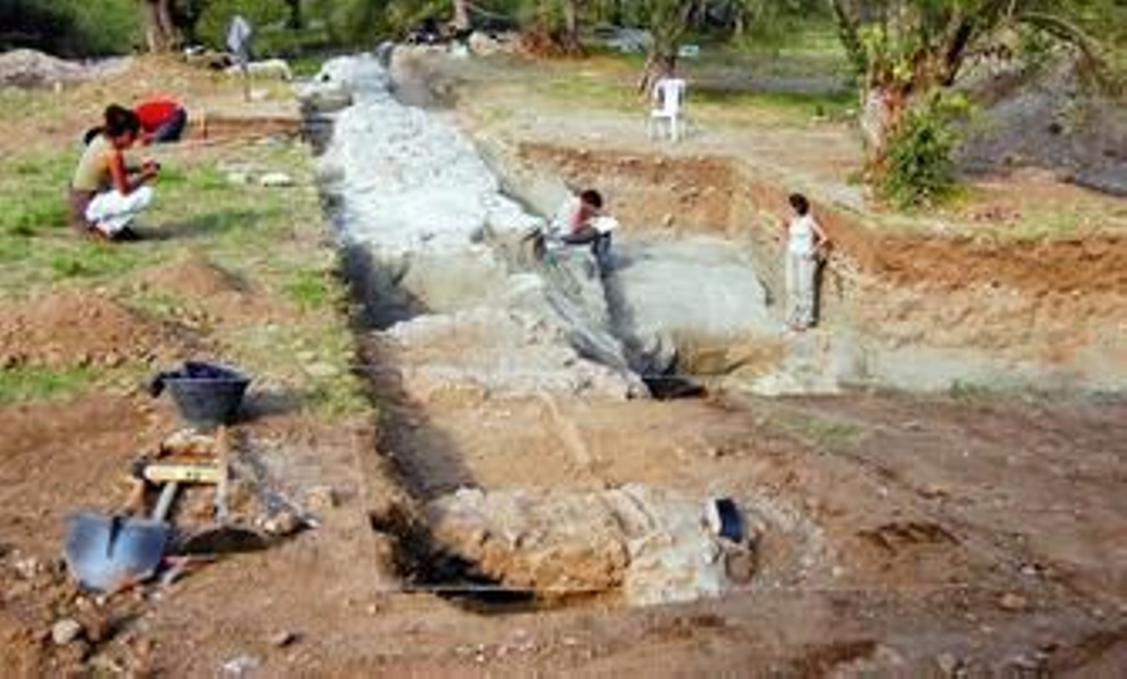 En las excavaciones del teatro Greco participan investigadores del seminario y estudiantes de Humanidades de la UPO.