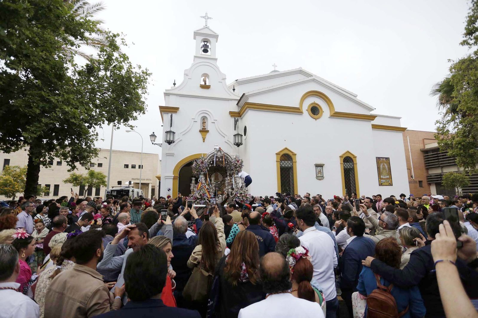 El Rocío 2023: Imágenes de la Hermandad de Emigrantes en su salida de Huelva