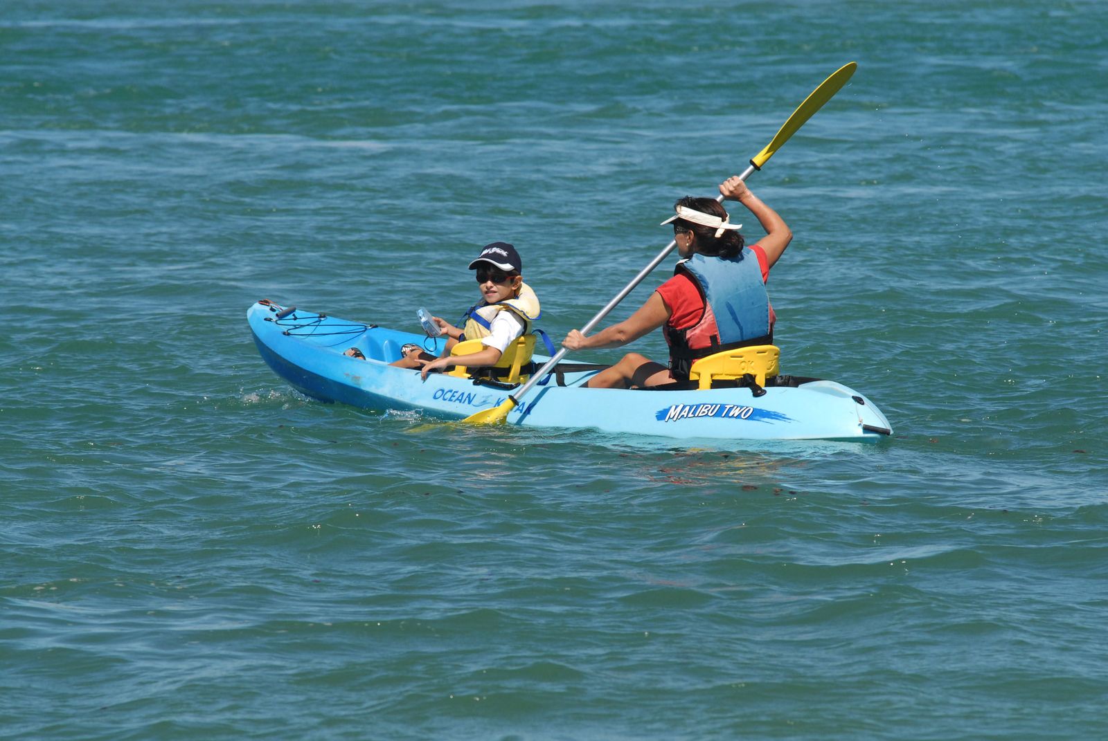 Dos personas pasean en un kayak por el caño de Sancti Petri.