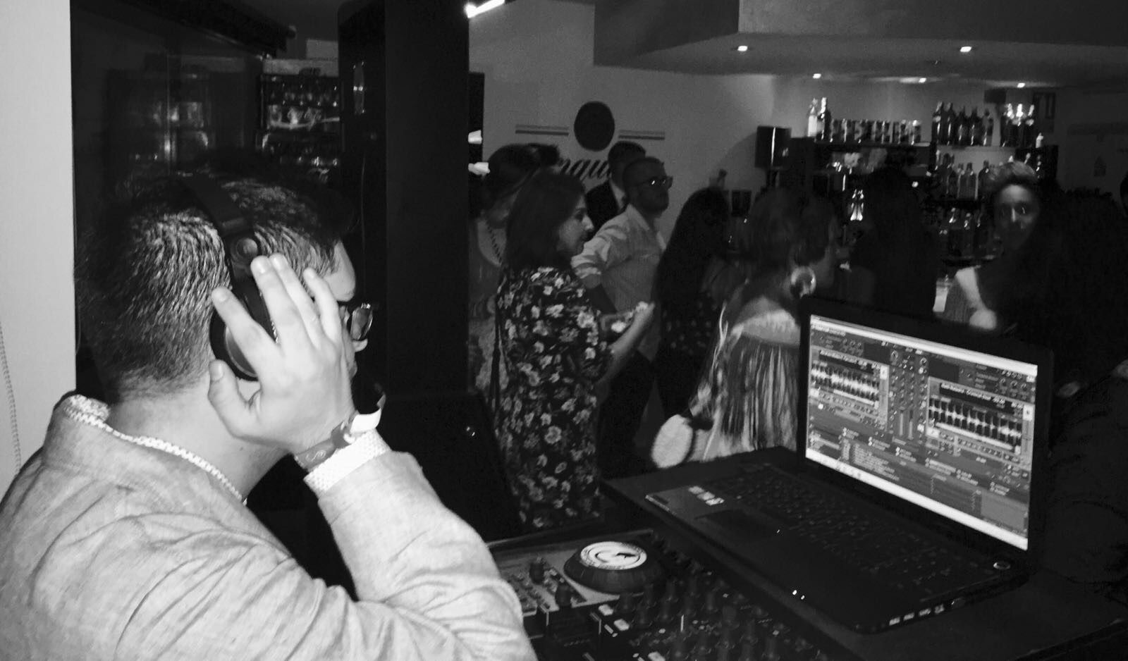 Francisco Cruz y su amigo Amador Segovia, quien le animó a hacerse DJ .