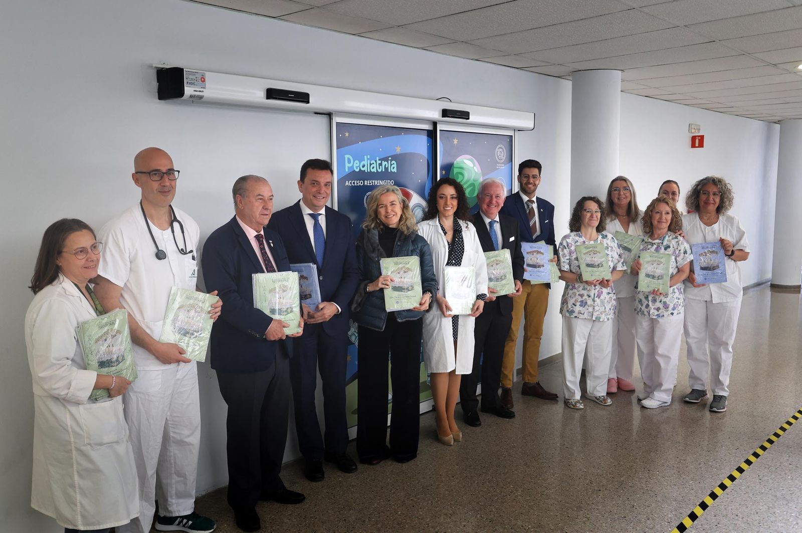 Imágenes de la entrega a los niños de la Unidad de Pediatría del Hospital Juan Ramón Jiménez de los recortables cofrades de la Semana Santa de Huelva