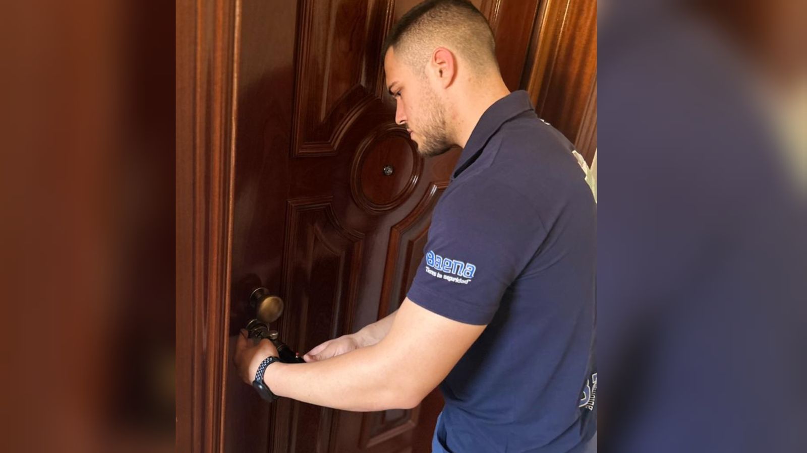 Trabajador de Baena Seguridad, que opera en el municipio de El Ejido.