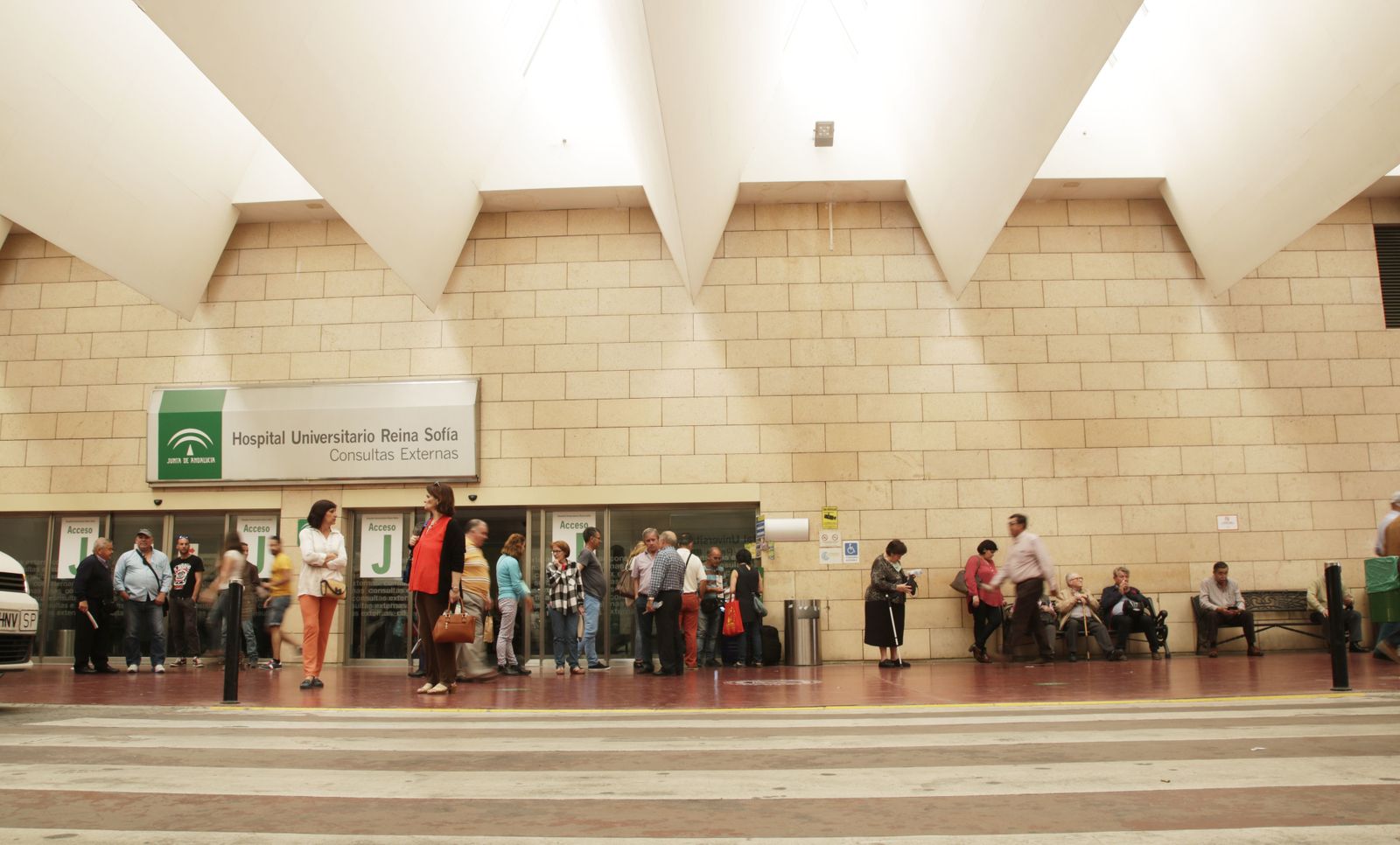 Fachada del edificio de Consultas Externas del Hospital Reina Sofía.