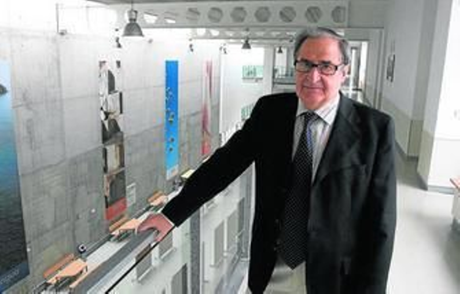 El catedrático César Hernández tiene una amplia trayectoria en la enseñanza de Lengua Española.