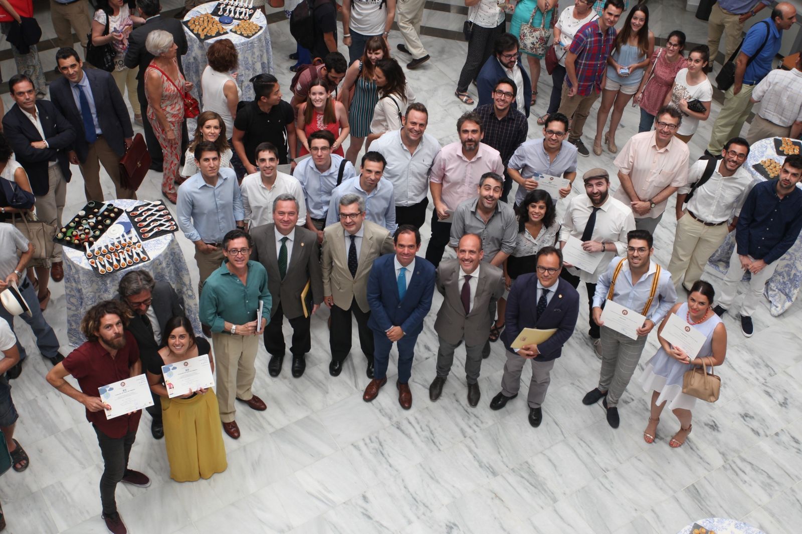 Premiados y representantes universitarios