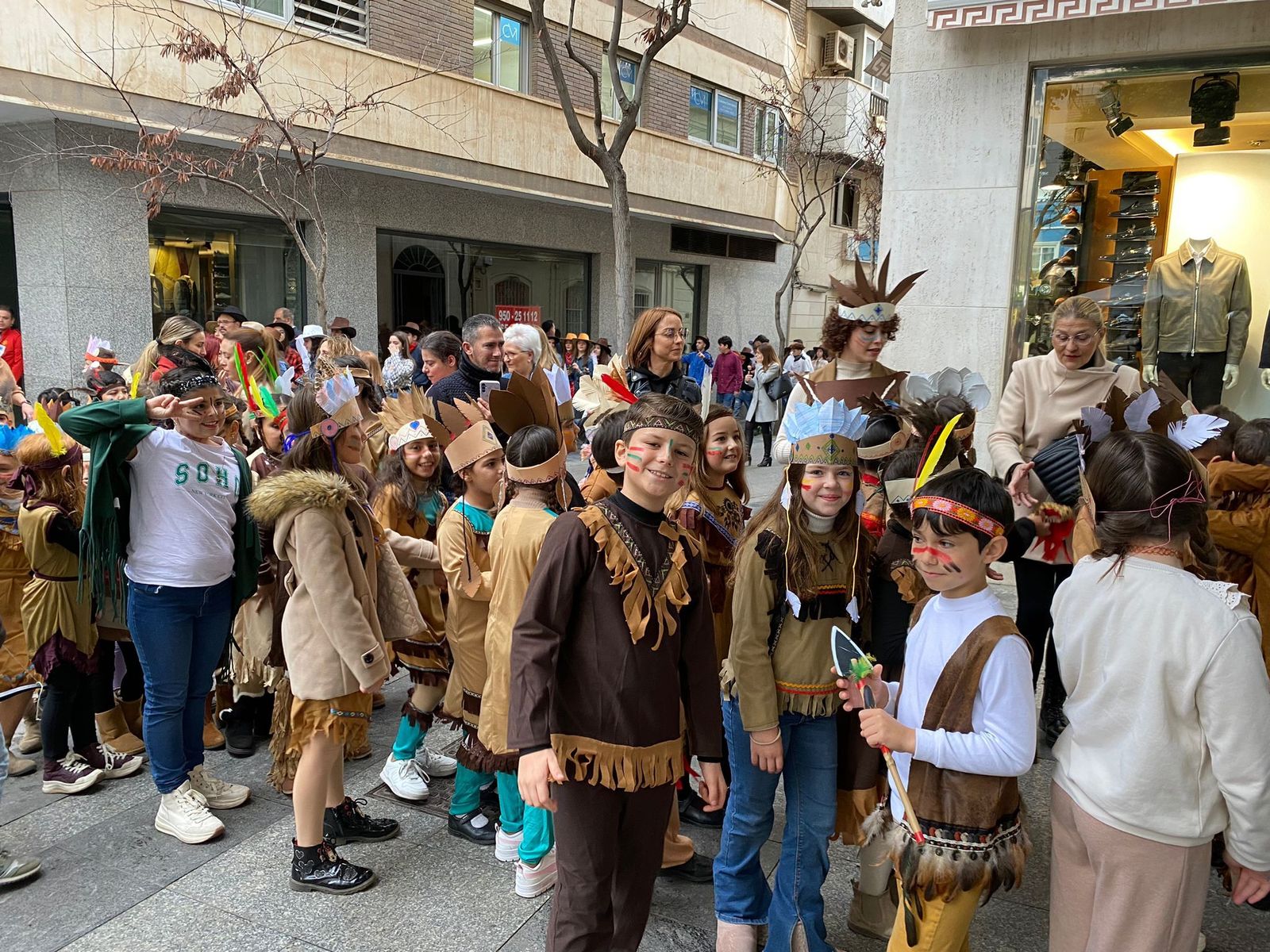 Escolares del colegio Nuestra Señora del Milagro durante su pasacalles.