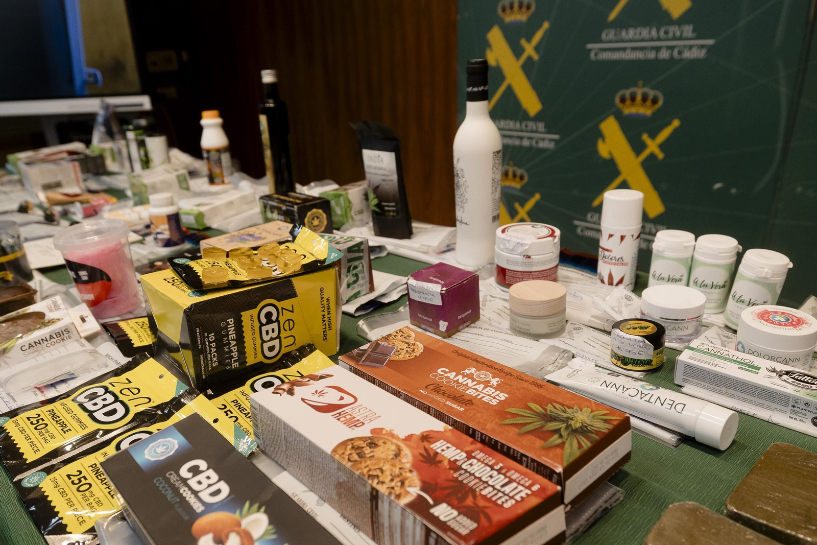 Las imágenes del material incautado por la Guardia Civil en la operación "sumiflor"