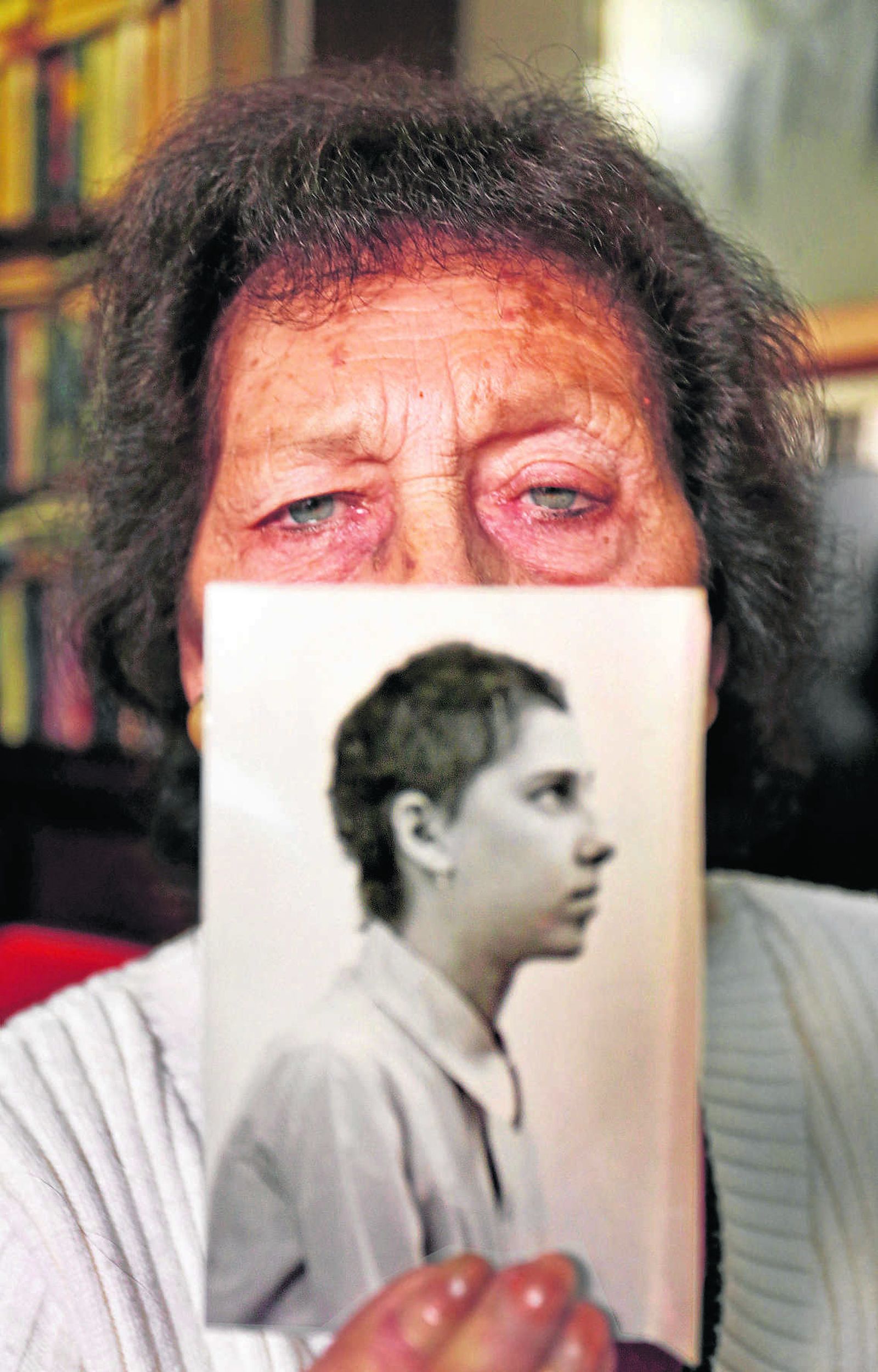 Fanny Cohen sostiene un retrato suyo tomado un mes después de su liberación.