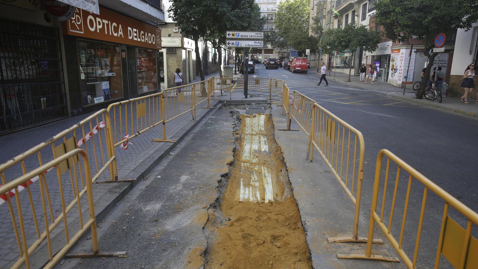 Las calicatas se han abierto en la banda de aparcamientos de Canalejas.