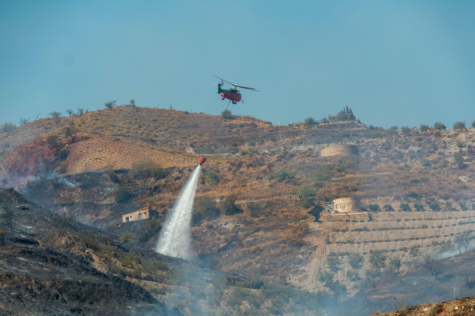 Un grave incendio en Almuñécar y La Herradura iniciado en Peña Escrita provoca la hospitalización de una mujer