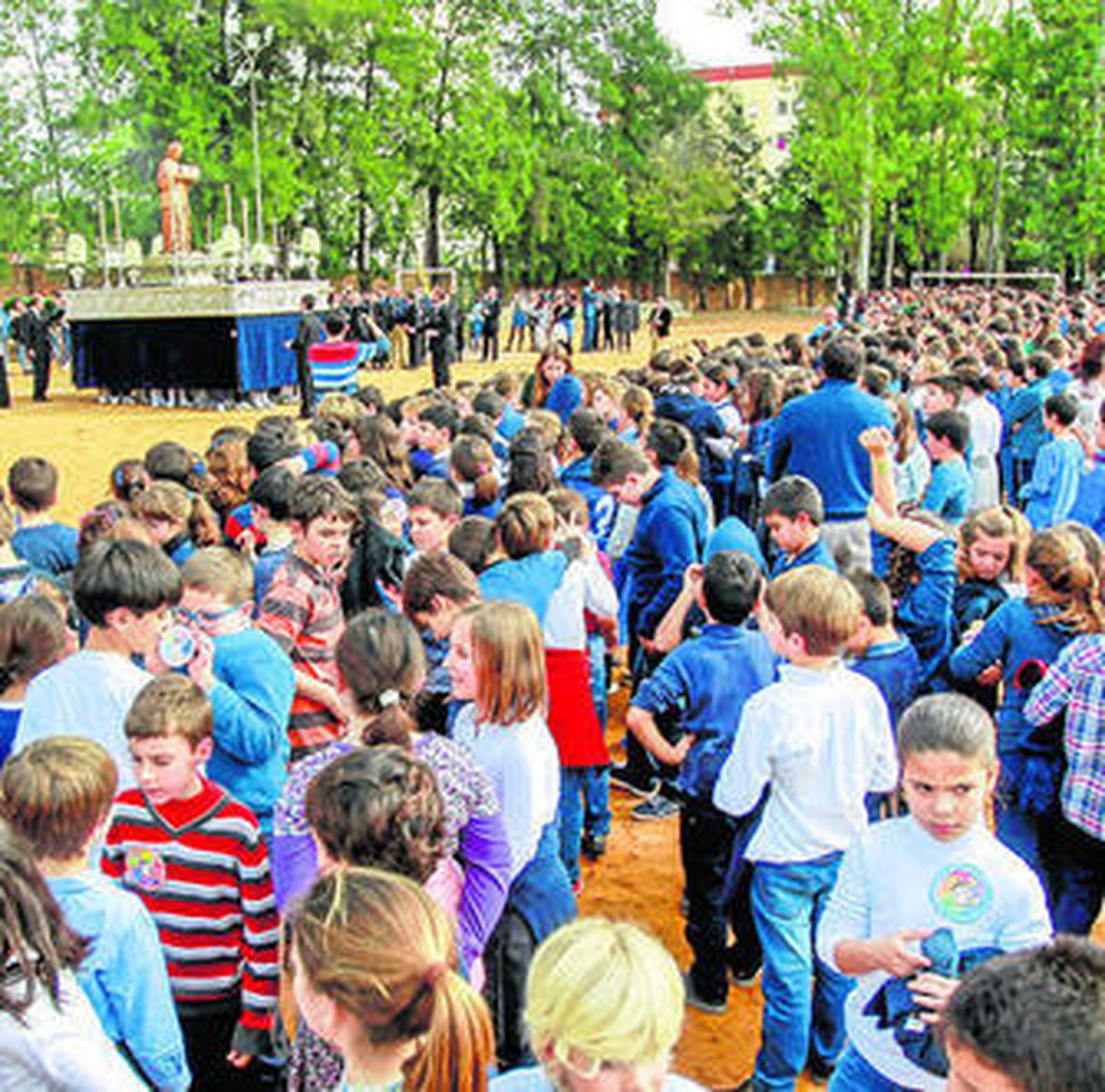 Alumnos se congregan en las instalaciones del colegio marianista durante la procesión del Padre Chaminade.