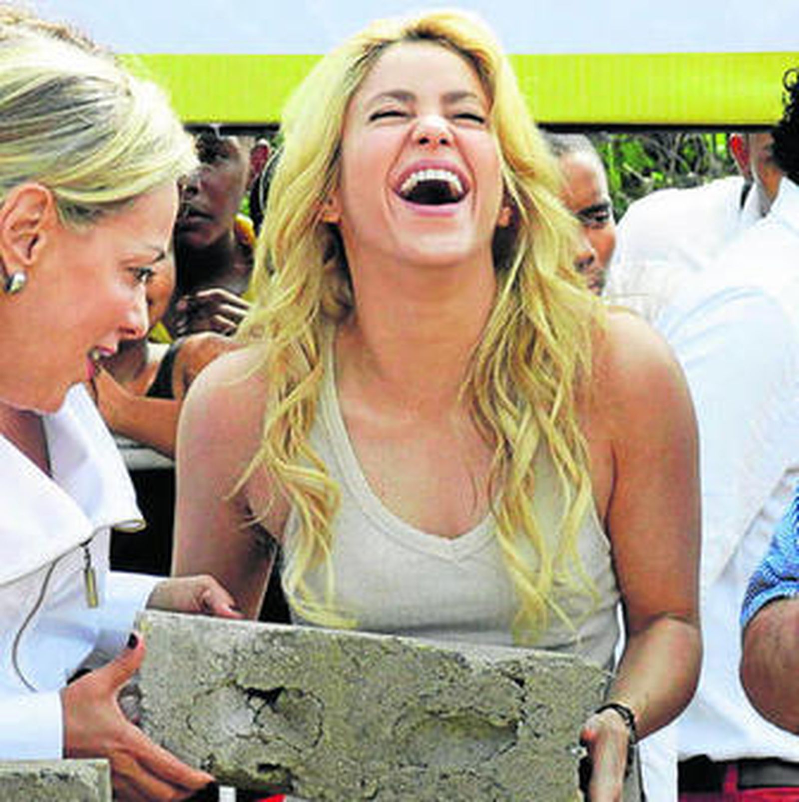 Shakira da el callo en la construcción de una escuela