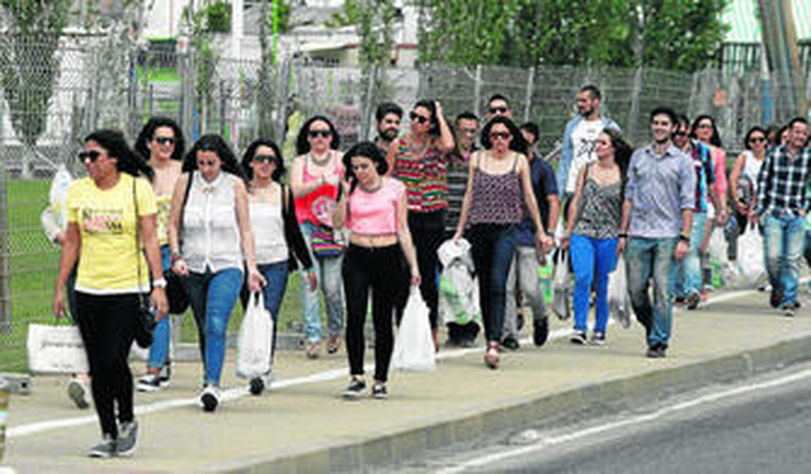 Un grupo de jóvenes se dispone a hacer 'botellón' durante la pasada feria de Córdoba.
