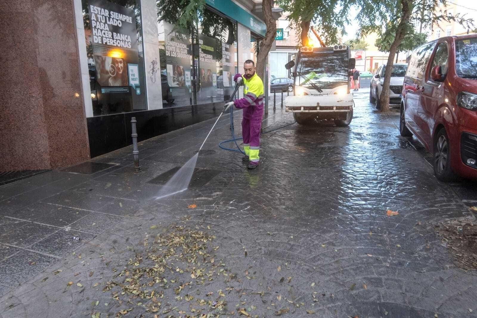 Un operario realiza labores de limpieza.