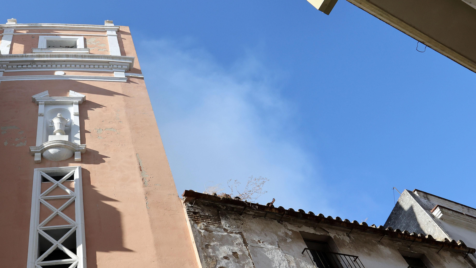 Los bomberos de Jerez intervienen en un incendio de un inmueble en calle Bizcocheros