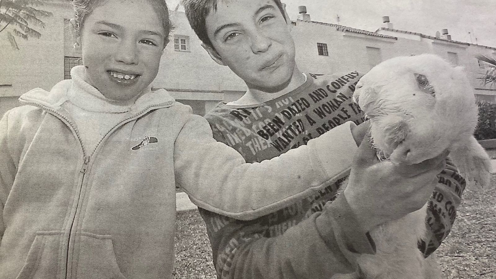 Lo hijos de ganadero con el extraño borrego en La Barca.