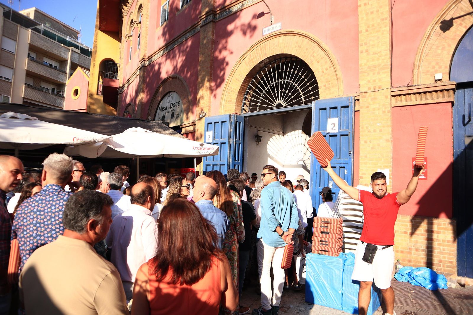 Imágenes de ambiente en el cuarto día de toros en Huelva