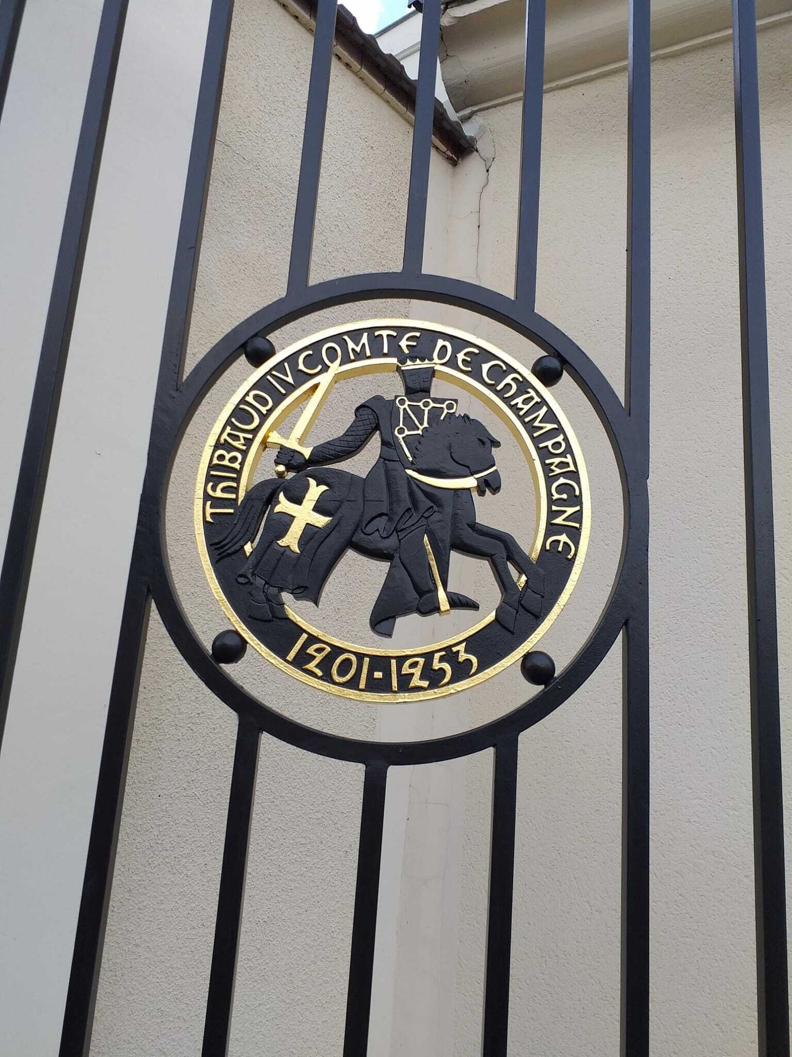 Escudo de la Maison.