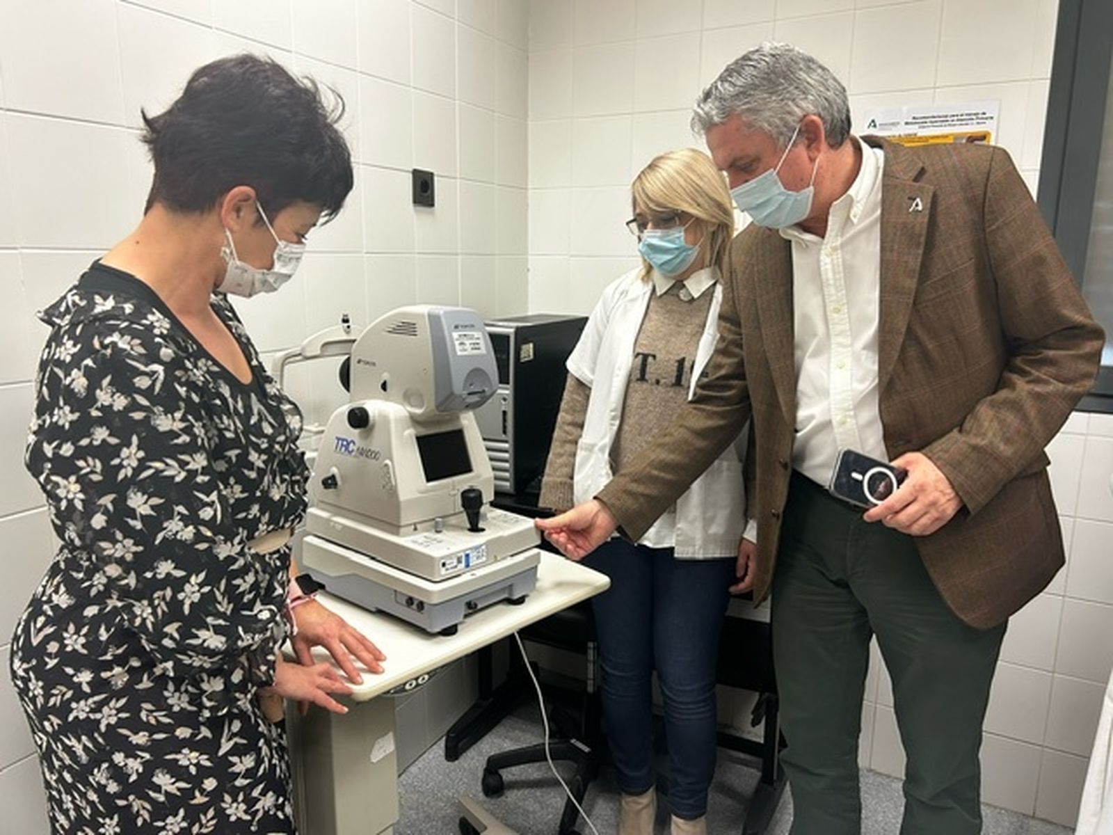 El delegado de Salud observa el retinógrafo instalado en el consultorio de Canjáyar.