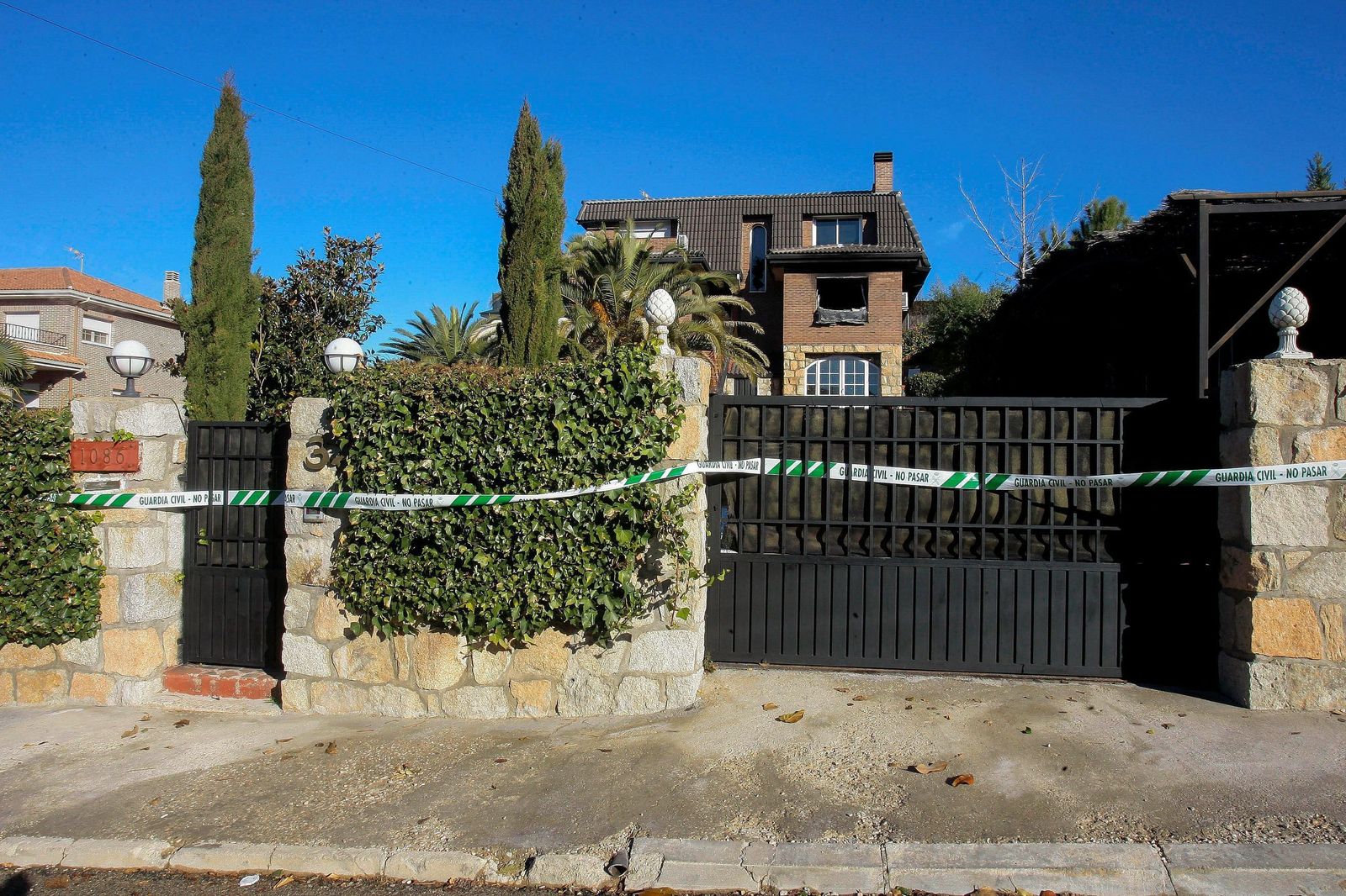 Imagen de la vivienda de El Casar, en Guadalajara, donde ayer se produjo el incendio.