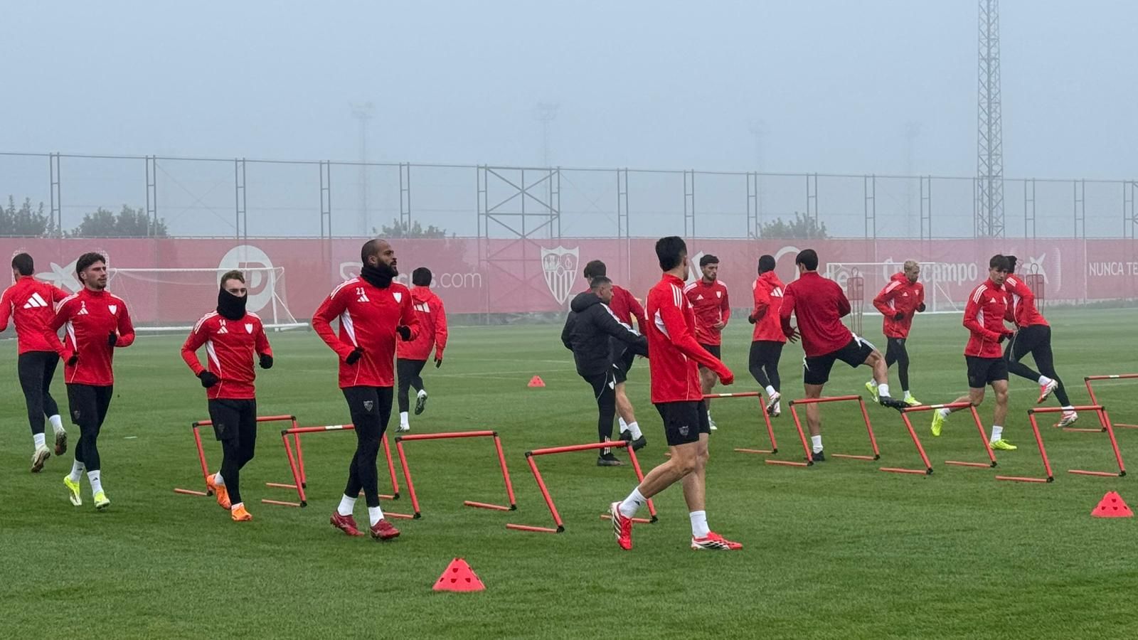 Los jugadores del Sevilla FC durante un entrenamiento bajo la niebla