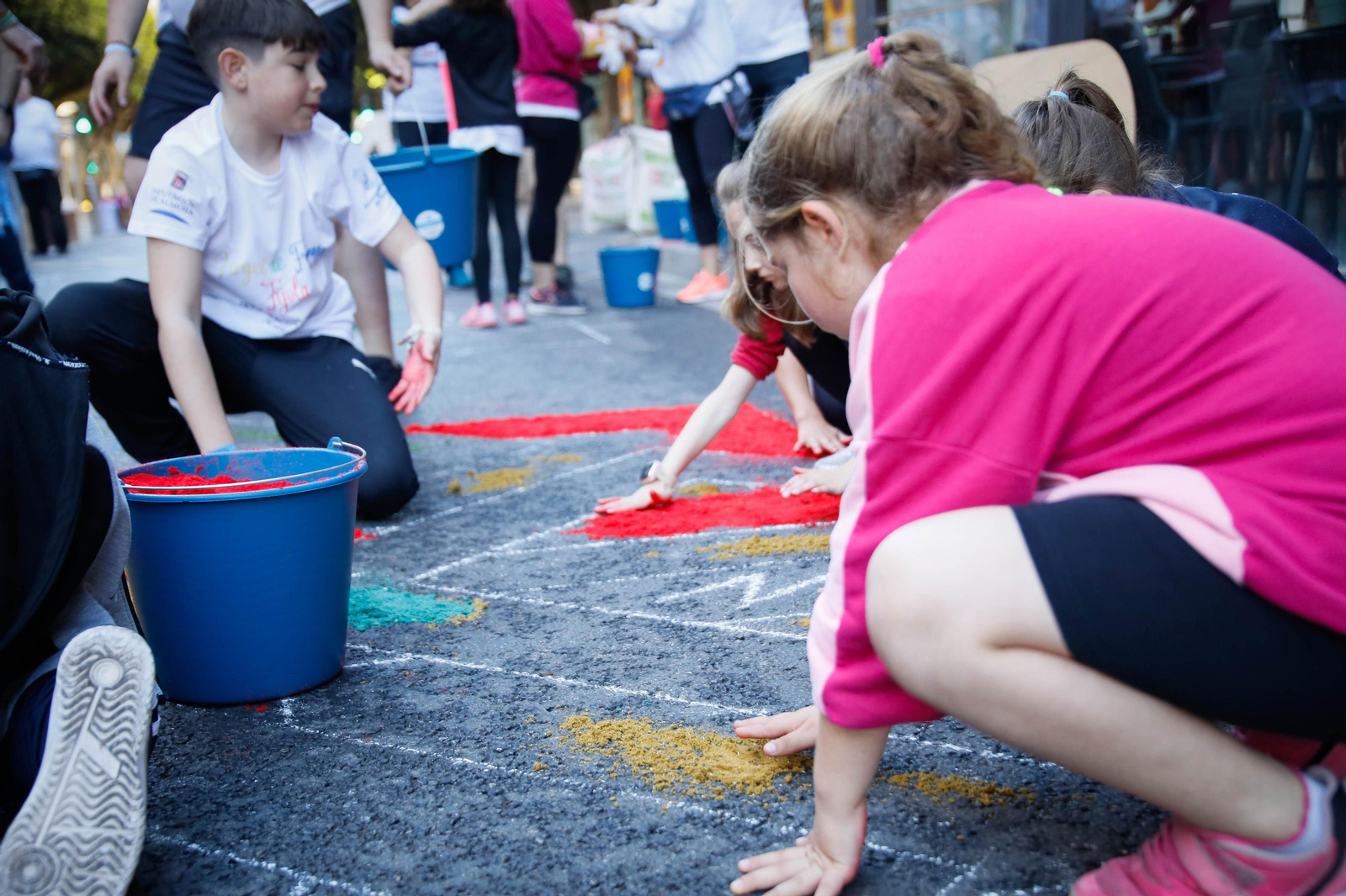 Así es la alfombra de serrín de 60 metros en el Paseo de Almería, en imágenes.
