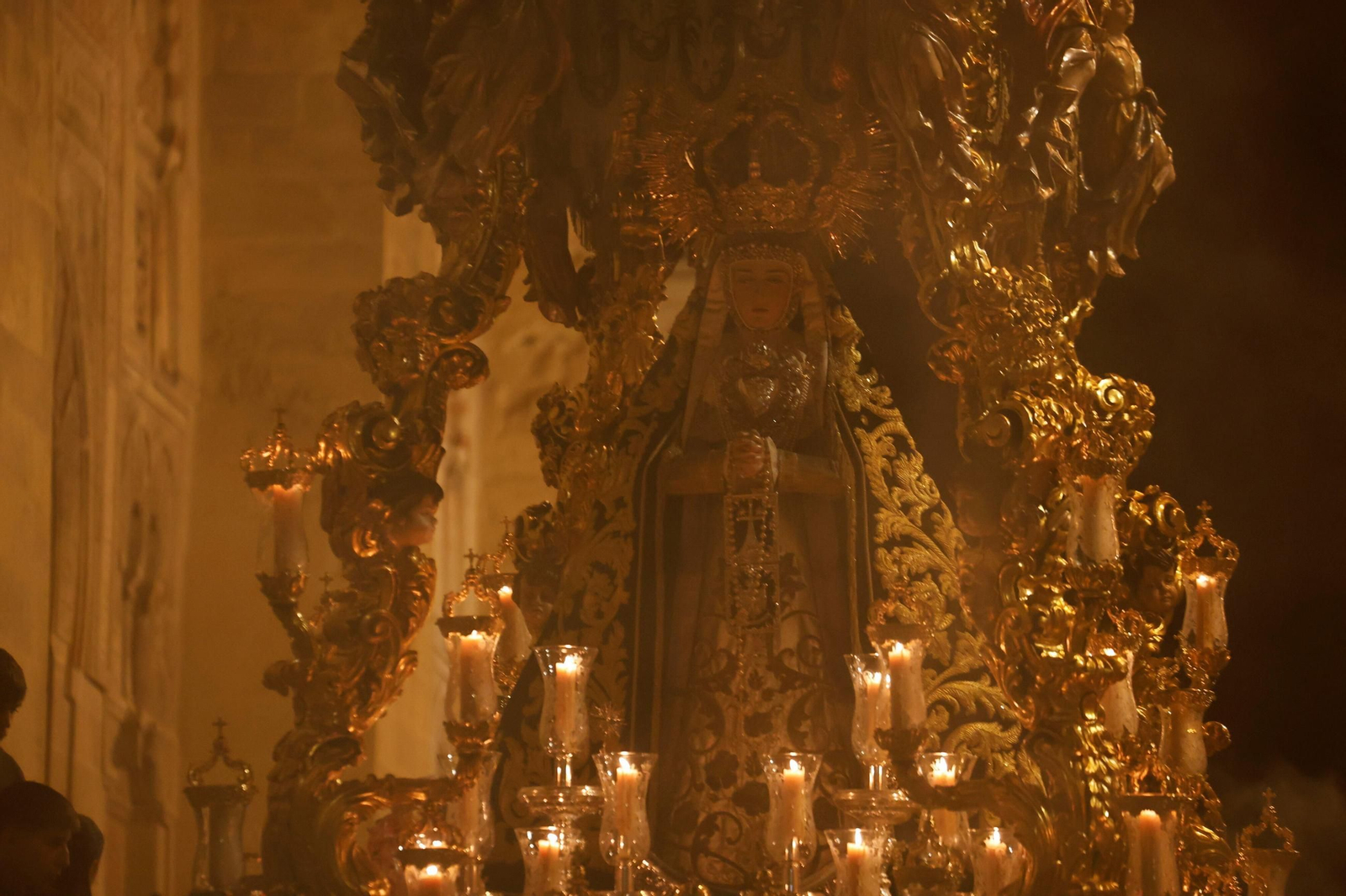 Ánimas celebra el 50 aniversario de la Virgen de las Tristezas por las calles de Córdoba