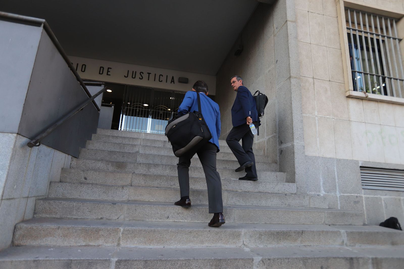 Abogados del caso Aljaraque accediendo al Palacio de Justicia de Huelva.