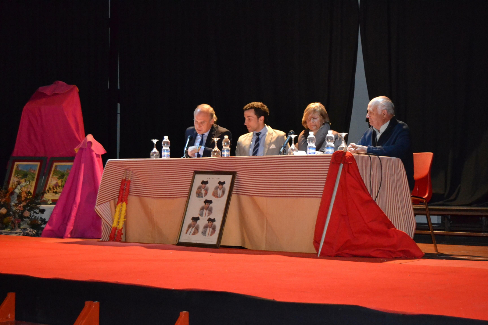 El matador de toros David de Miranda, junto a los responsables de la peña taurina de Zufre, responde a las preguntas del moderador del acto.