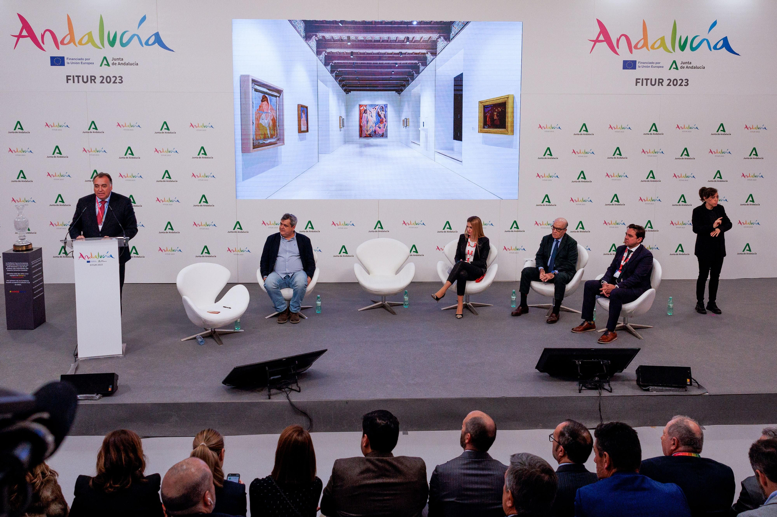 El consejero de Turismo, Cultura y Deportes de la Junta de Andalucía, Arturo Bernal, durante su intervención en la presentación de 'Turismo de Andalucía', este jueves en la Feria Fitur que se celebra en Madrid.