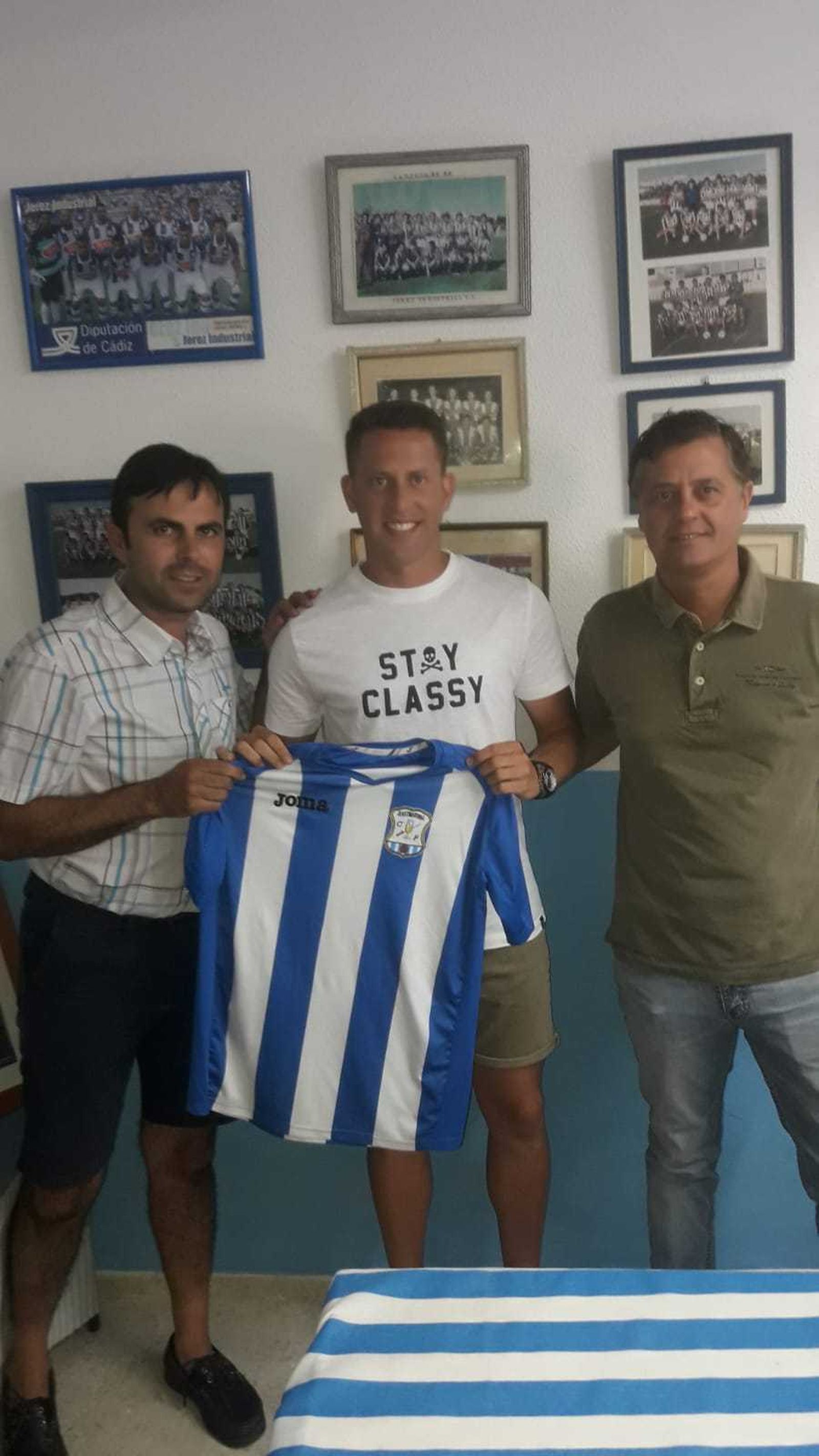 Pedro Garrido (i), presidente, y Paco Cala (d), entrenador, con Dani, uno de los siete fichajes del club blanquiazul.