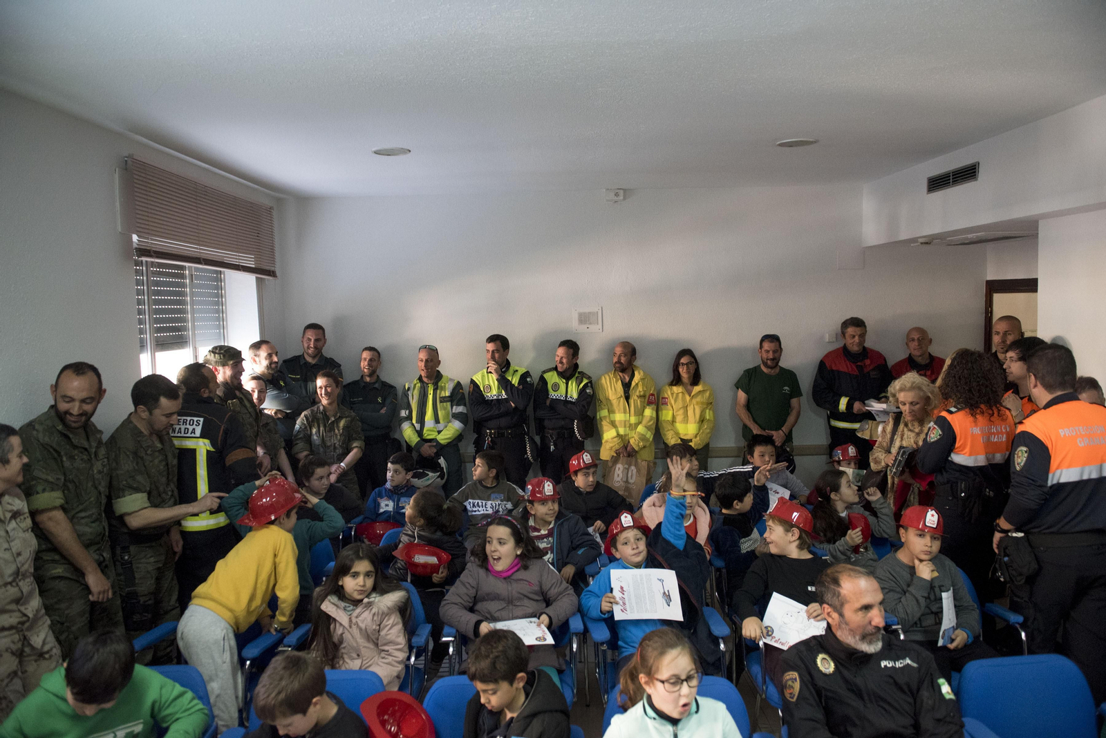 Las Fuerzas de Seguridad visitan a los menores ingresados en el Hospital Materno Infantil
