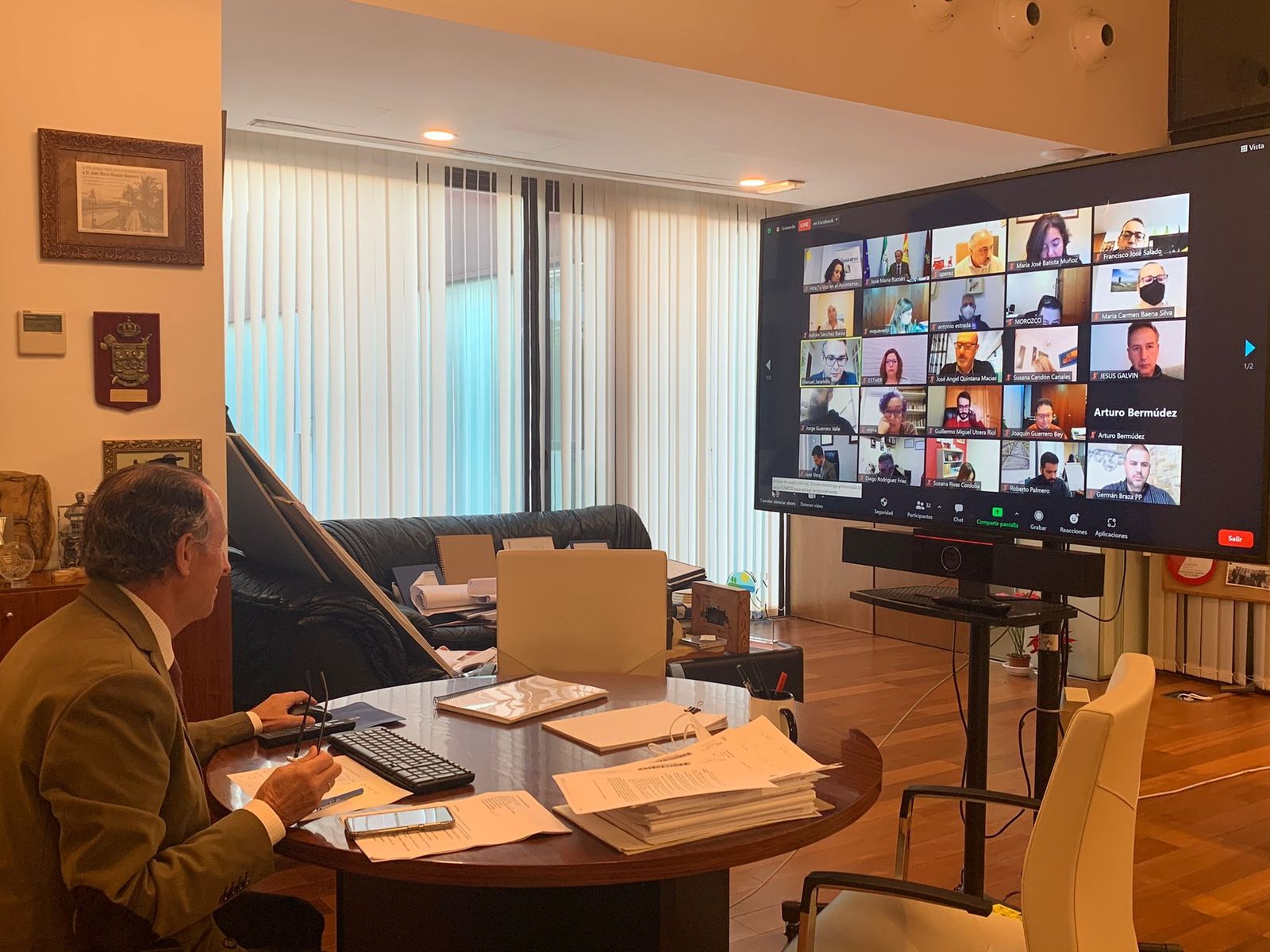 El alcalde chiclanero, José María Román, sigue el Pleno telemático desde su despacho.