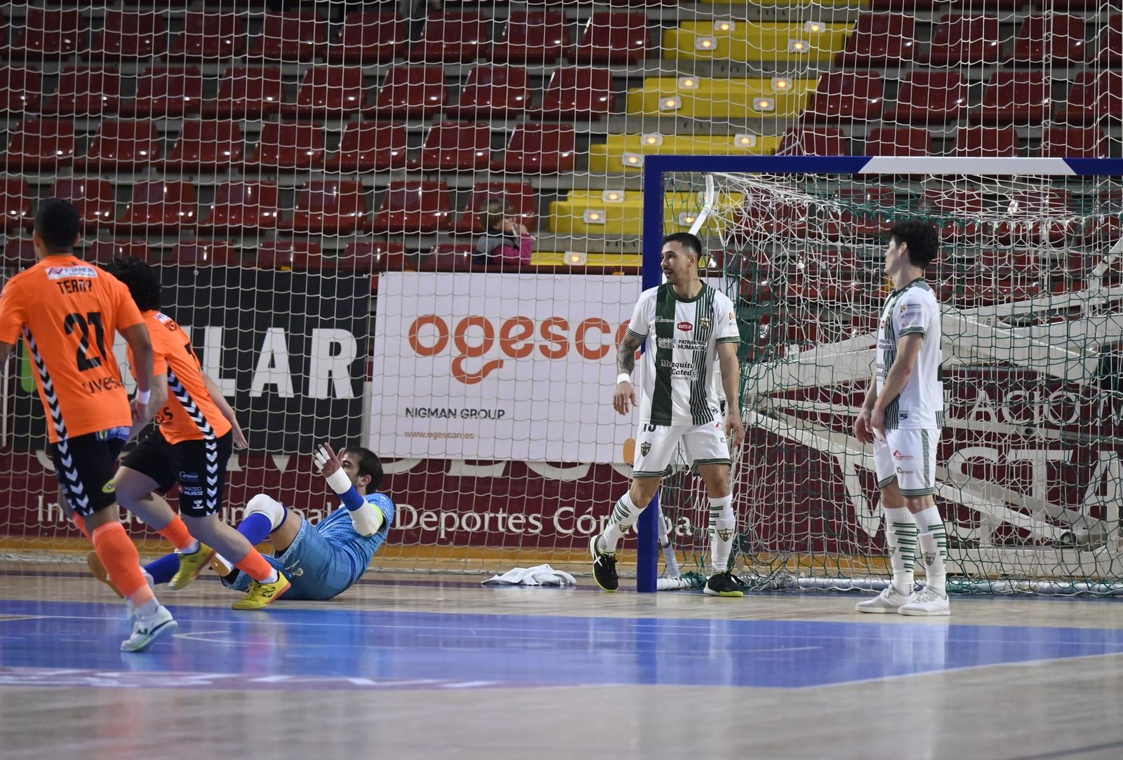 Las mejores fotos del ambiente en Vista Alegre para el Córdoba Futsal - Ribera Navarra