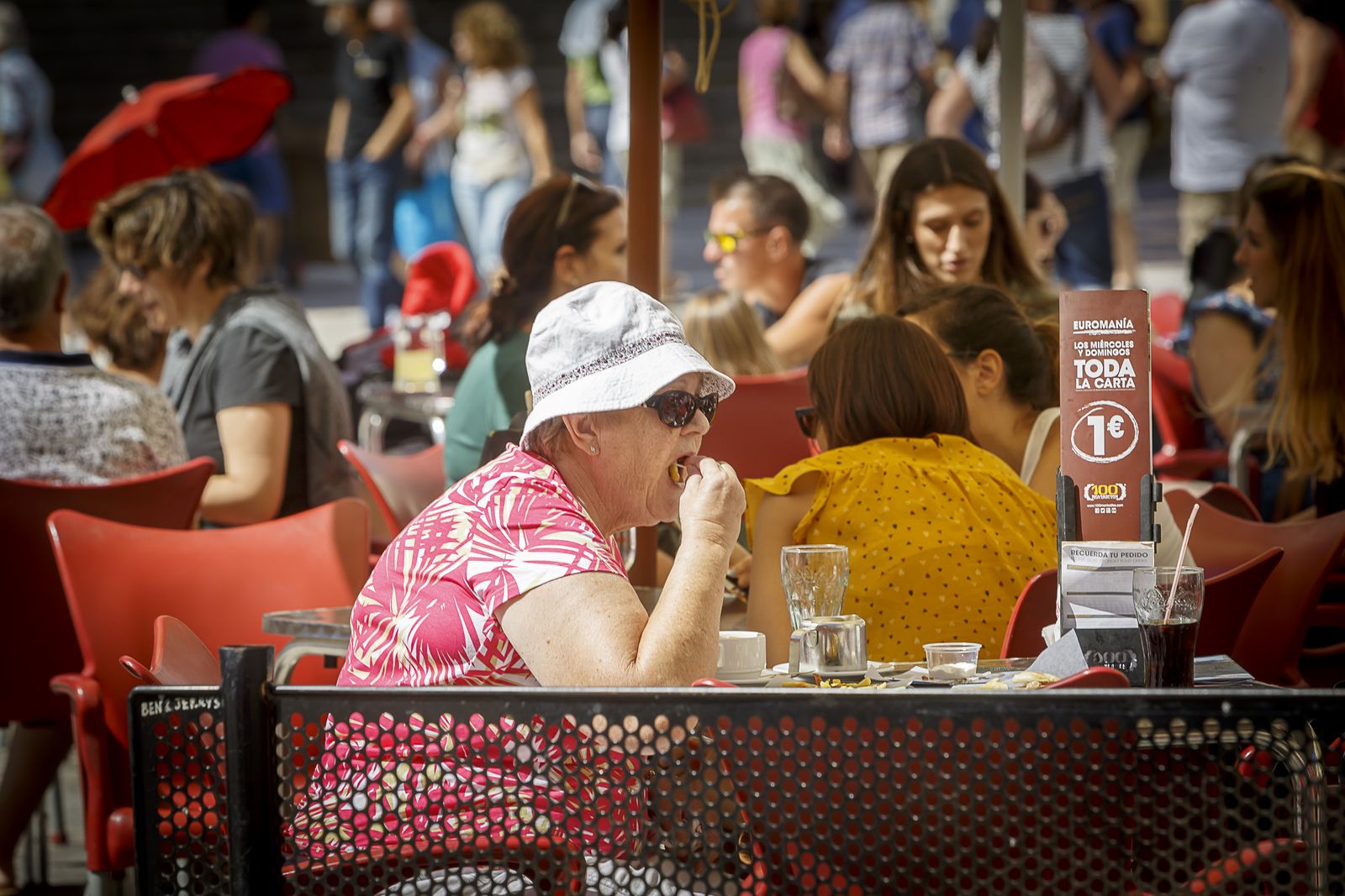 Una turista, en un establecimiento hostelero de Cádiz