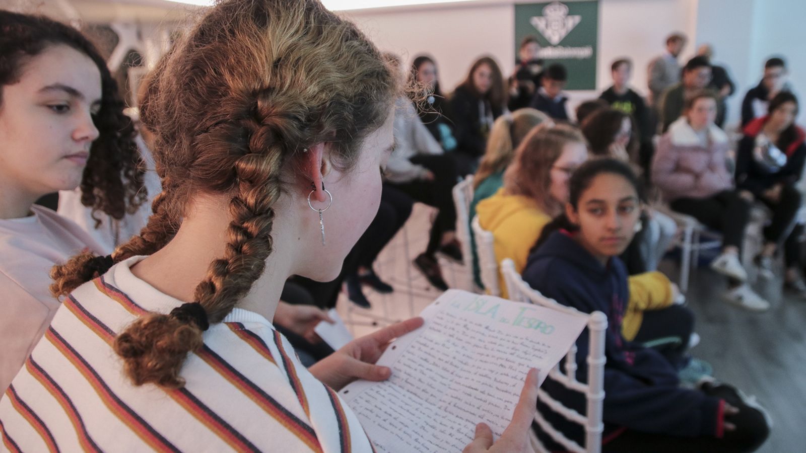 Una de las participantes del Club de Lectura participa en la actividad.