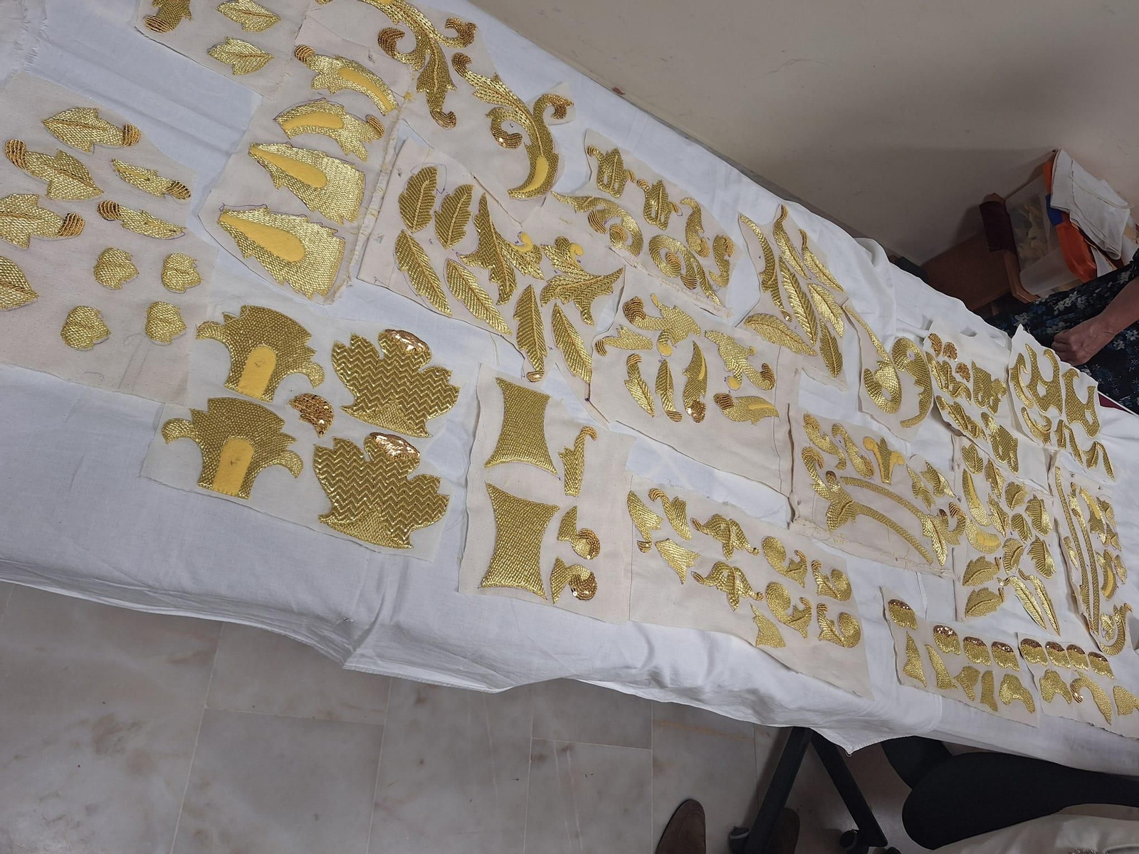Detalle de algunas de las piezas que están siendo confeccionadas en Bordados Salteras