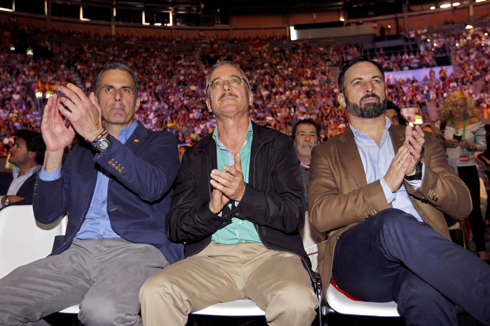 El presidente de Vox, Santiago Abascal (d), el secretario general, Javier Ortega Smith (i), y uno de los fundadores de la formación, José Antonio Ortega Lara (c).