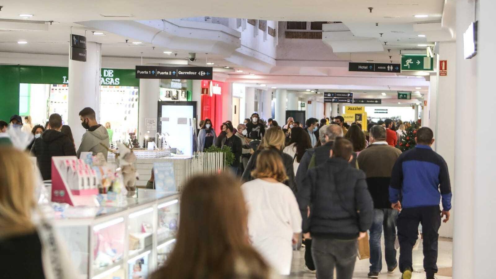 Aspecto que presentaba a primeras horas de la tarde la galería principal del centro comercial Bahía Sur.