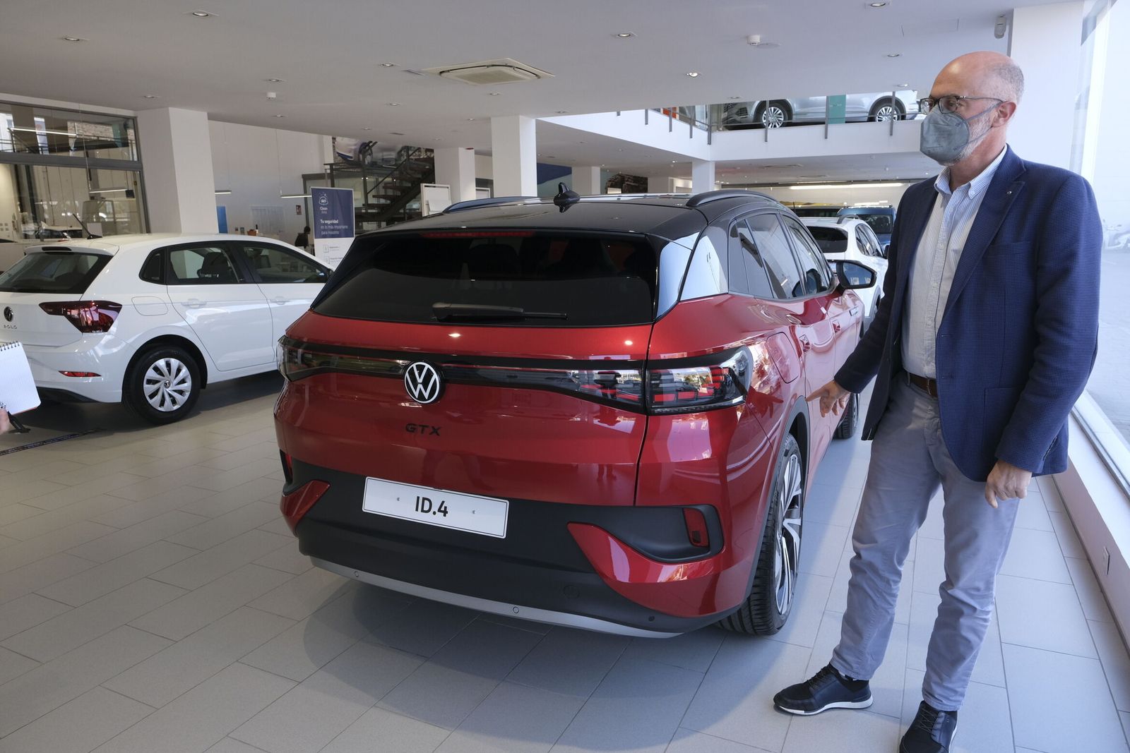 Enrique Martín muestra el ID. 4 de Volkswagen en el concesionario de Huércal de Almería