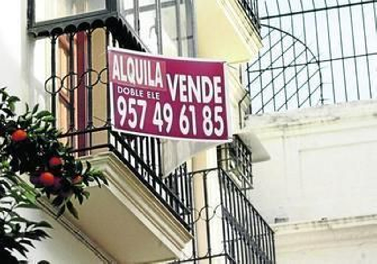Anuncio de alquiler de una vivienda en la plaza de San Miguel, en el centro de la ciudad.