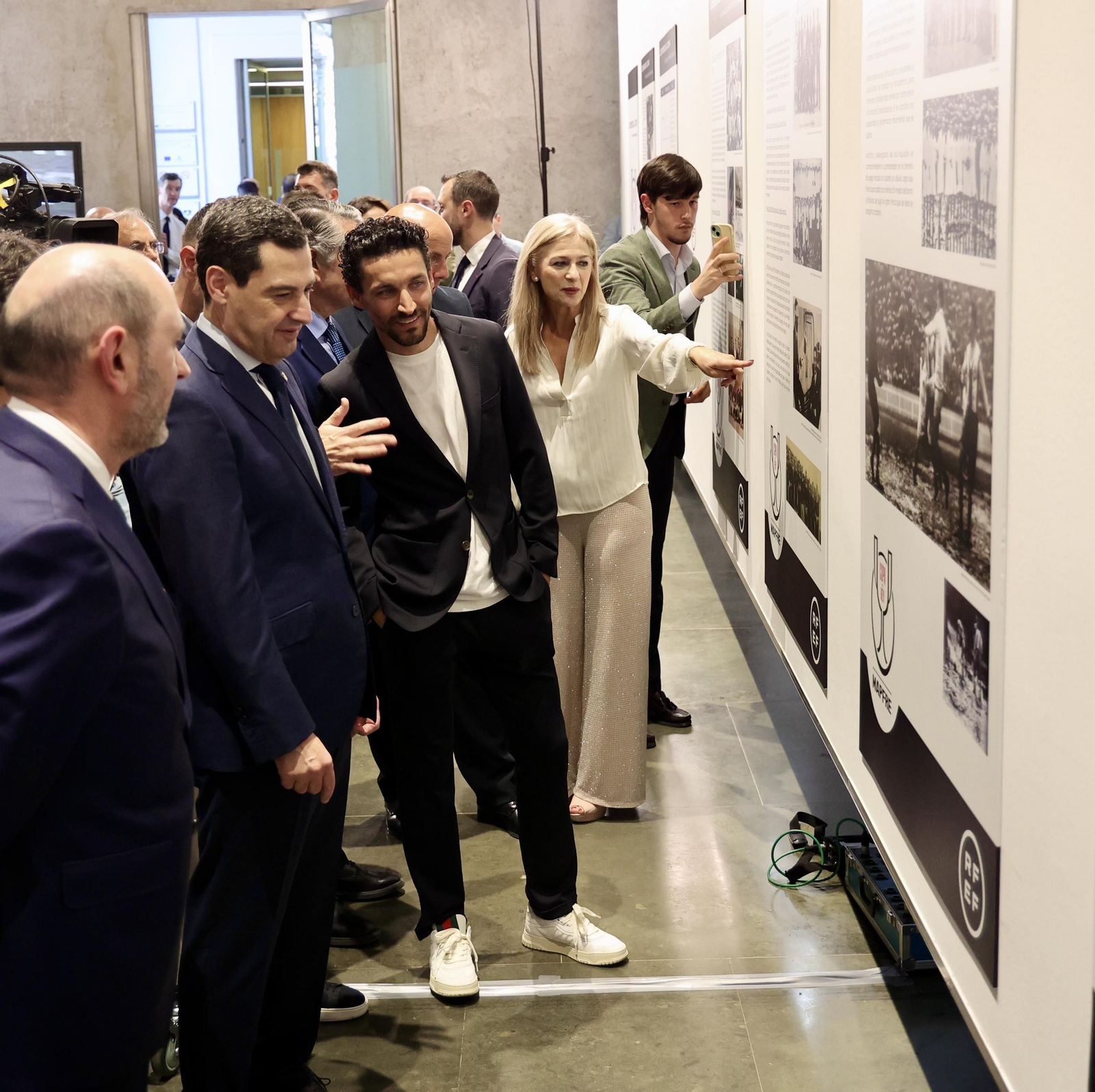 El presidente de la Junta de Andalucía recibe la Copa del Rey e inaugura la exposición "Los reyes de la Copa"