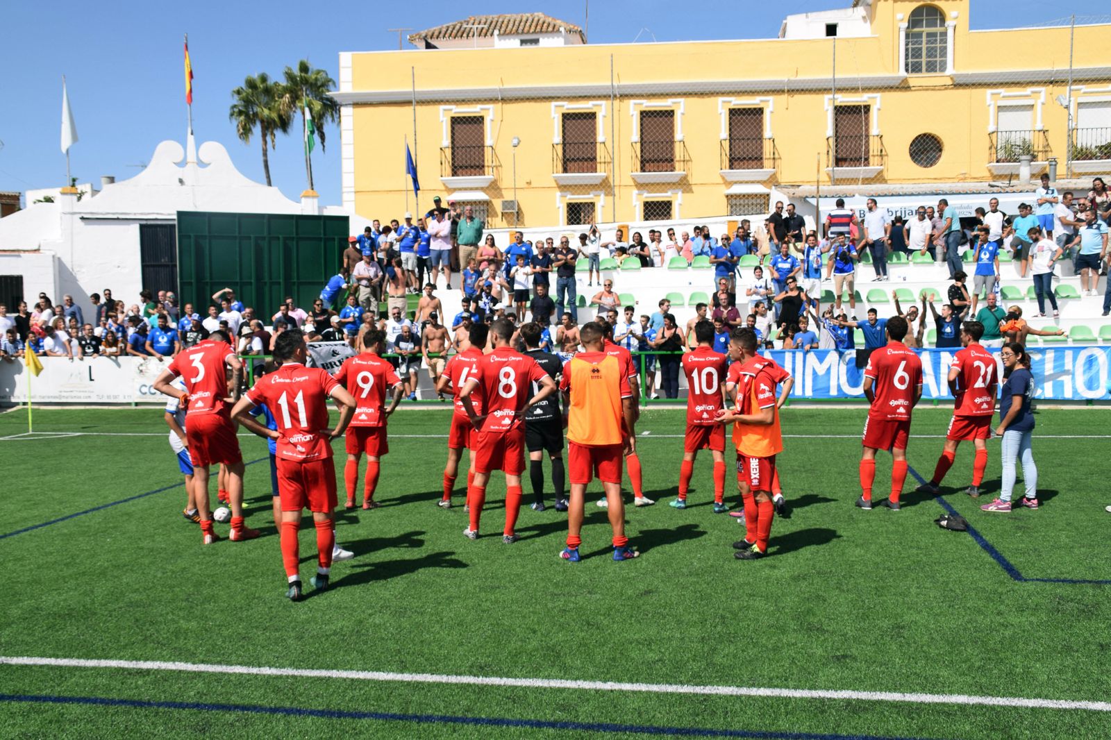 Los jugadores xerecistas, cabizbajos tras la derrota en su única visita a la Lebrijana.