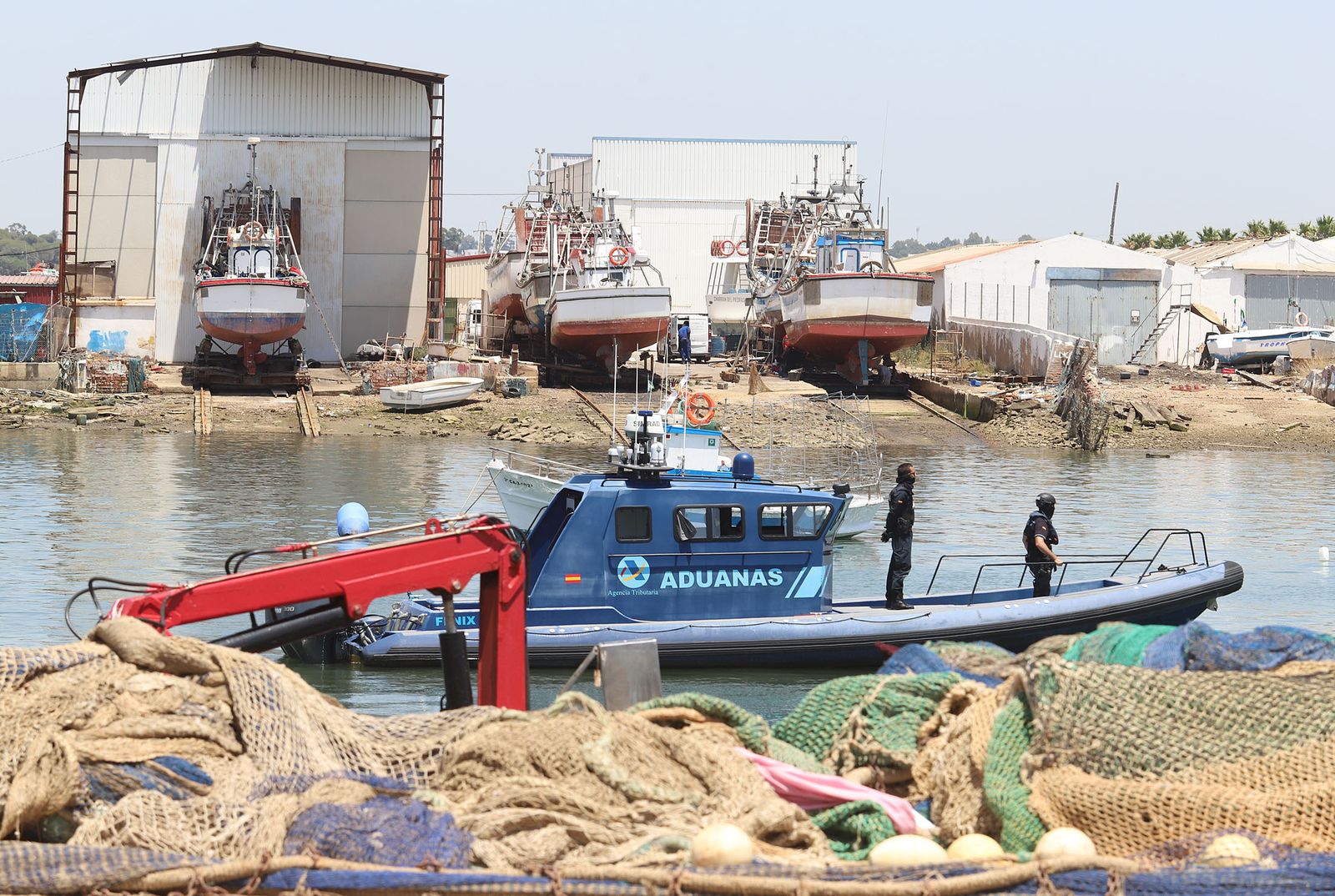 Embarcación de Aduanas en la ría de Isla Cristina, el pasado junio.